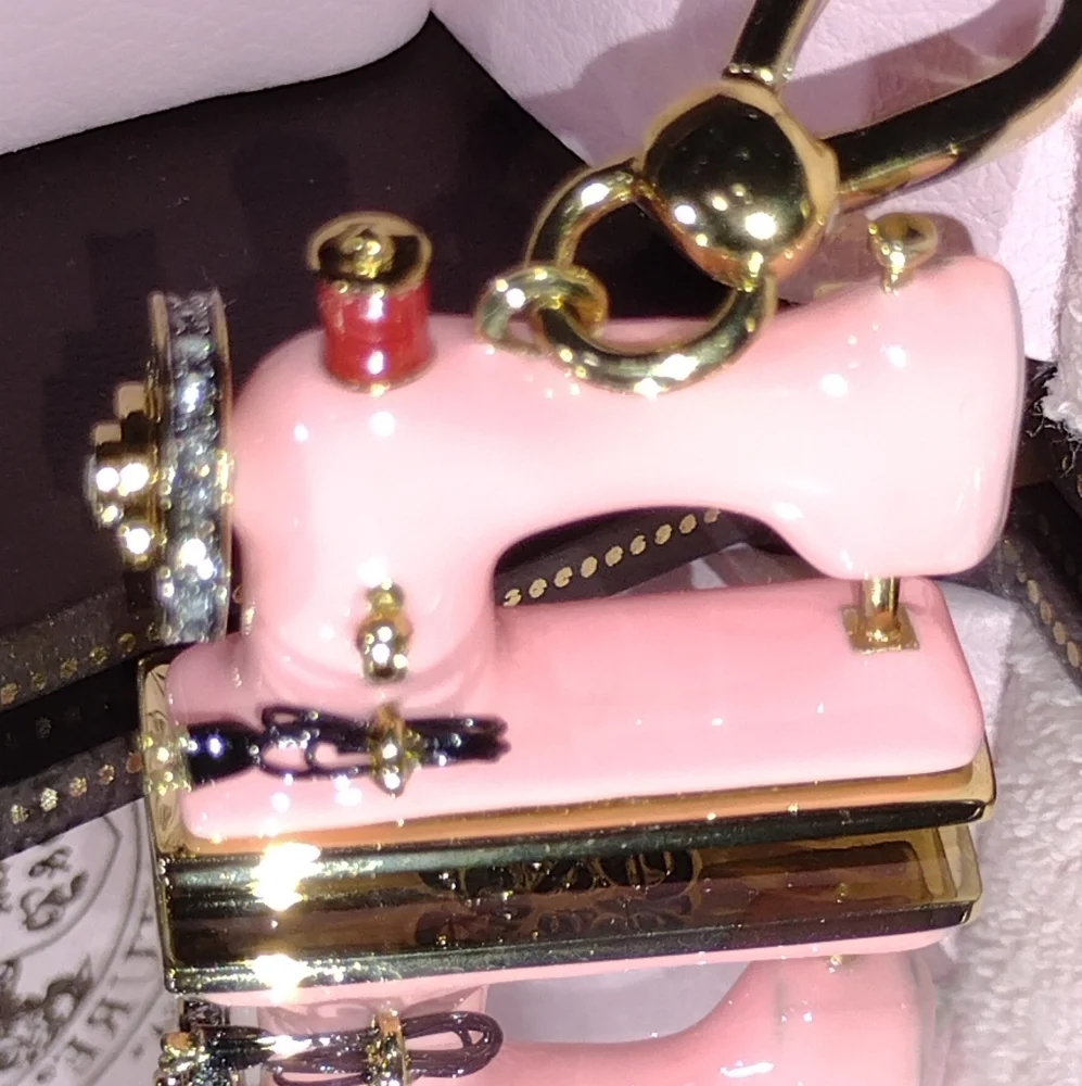 Juicy Couture 💕 🪡 Sewing 🧵 Machine Never Removed From 🎁 NWT - Picture 5 of 8